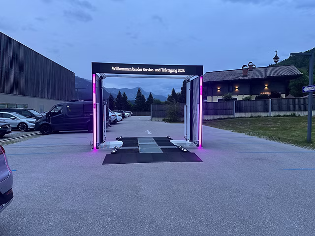 Beleuchtetes TwoTronic Scannerportal auf dem Tagungsgelände