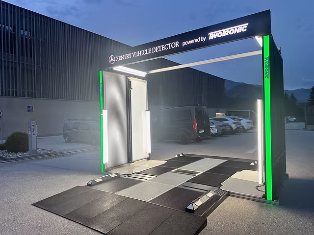 Scannerportal Sentry Vehicle Detector mit grüner Beleuchtung vor einer Halle