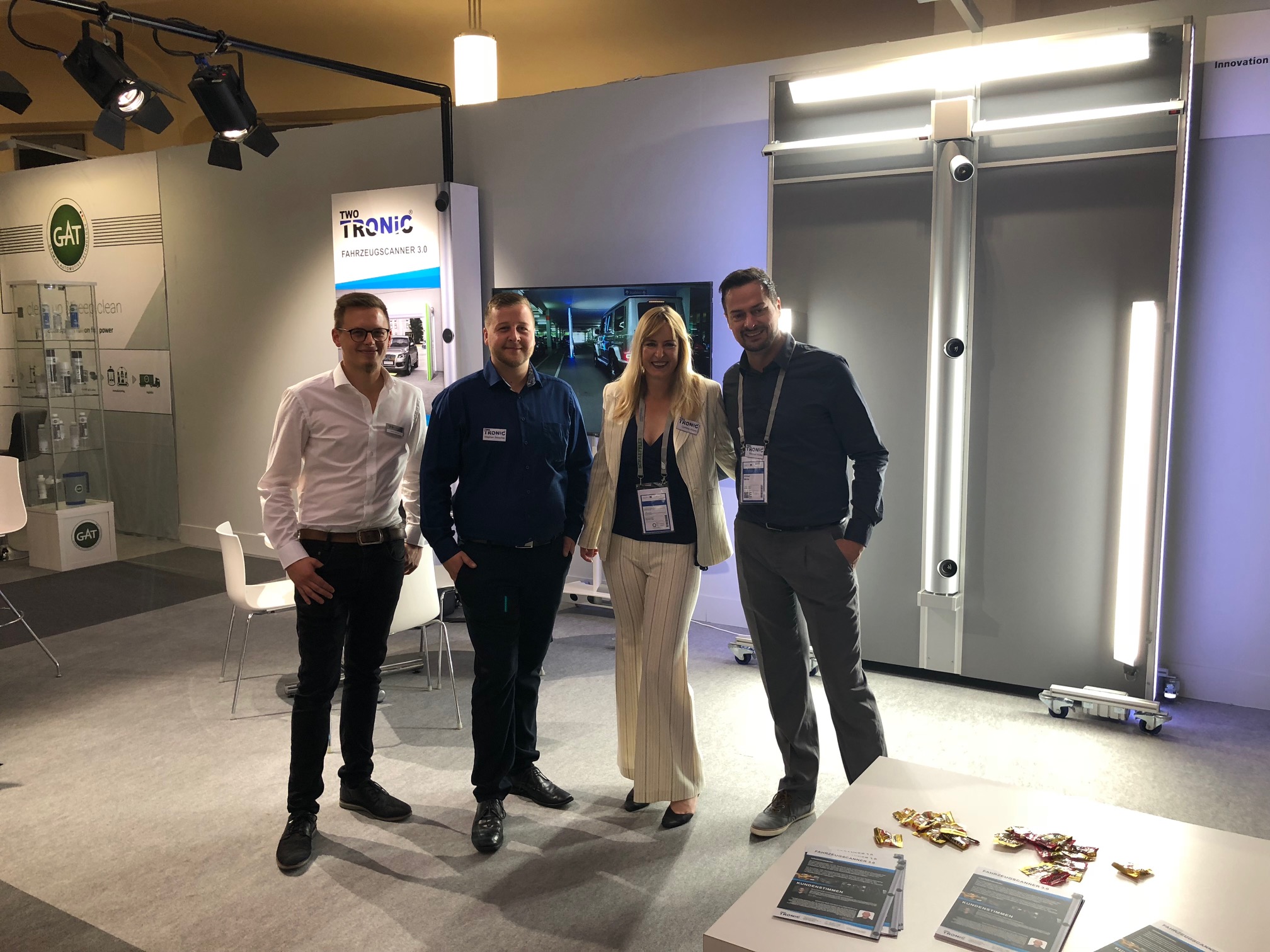 Das TwoTronic-Team am Messestand auf der Automechanika 2018