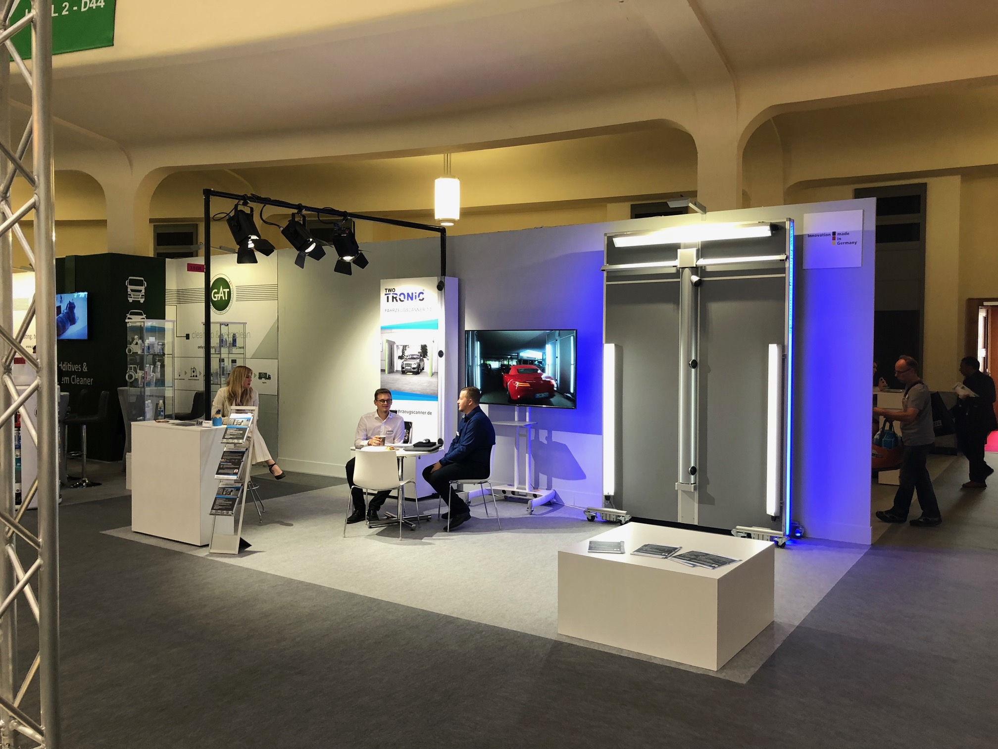 Messestand von TwoTronic auf der Automechanika 2018 mit Scannerportal