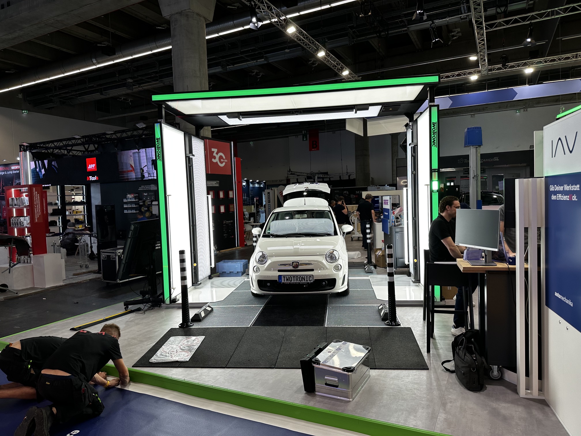 Messestand von TwoTronic auf der Automechanika 2026 mit dem Quick-Check